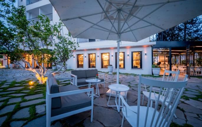 Lear Sense Hotel Gadera | Outside Seating area